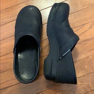 Size 40 women’s Dansko clogs